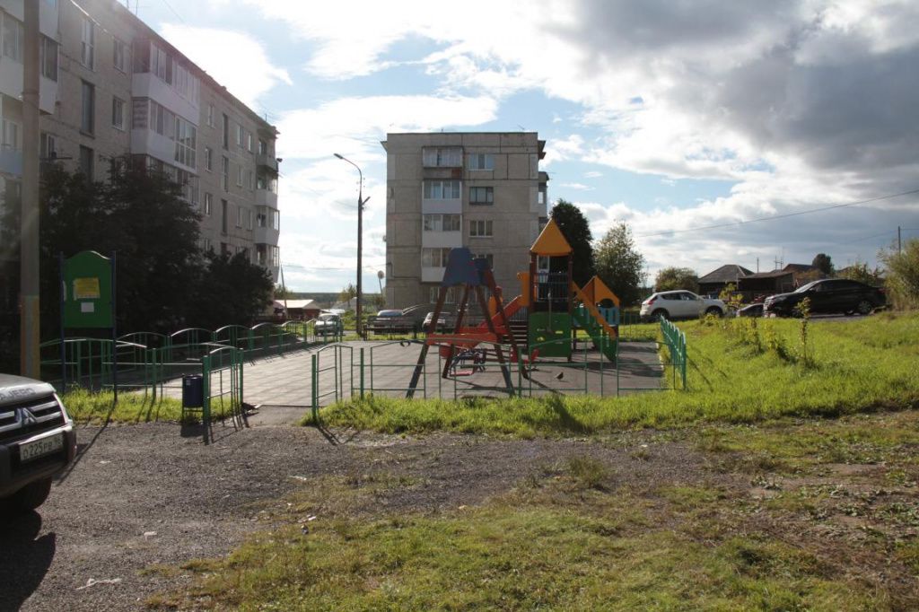 В 2021 году во дворе построили новую детскую площадку. Фото: Константин Бобылев, "Глобус"