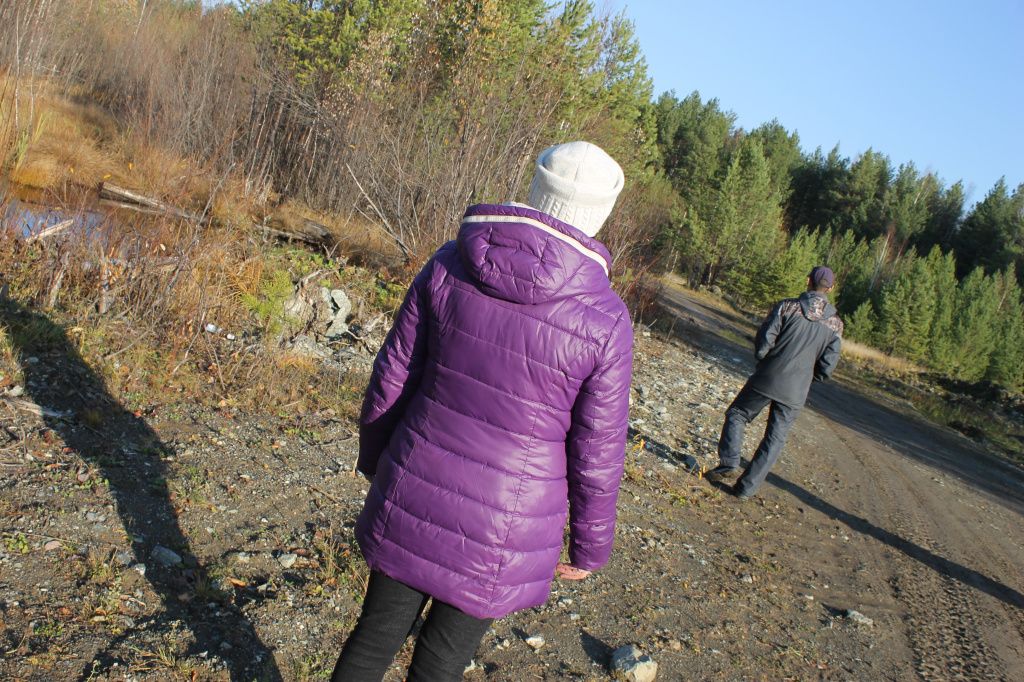 Альбина и Григорий Вьюшкины пошли смотреть, где разбит лагерь у МЧС. Фото: Мария Чекарова, "Глобус"