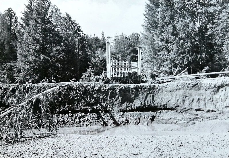 Пионерский лагерь "Искорка" был полностью уничтожен во время наводнения. Фото из фондов Серовского исторического музея, с сайта goskatalog.ru