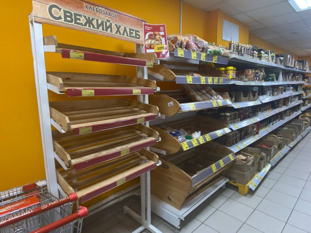 Утром 12 декабря полки с хлебной продукцией полупустые. В одном из магазинов сети "Магнит", что по улице Карла Маркса, уверяют, что ситуация стабилизируется. Фото: Анна Куприянова, "Глобус"