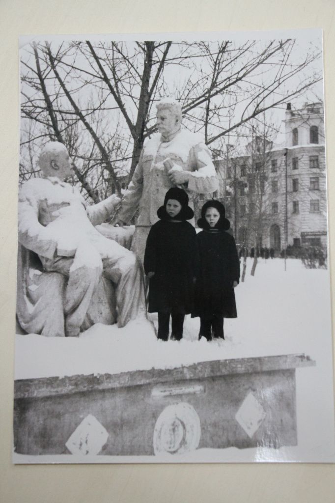 Оля и Таня Лучинины рядом с Лениным и Сталиным. Фото из личного архива Ольги Скворцовой