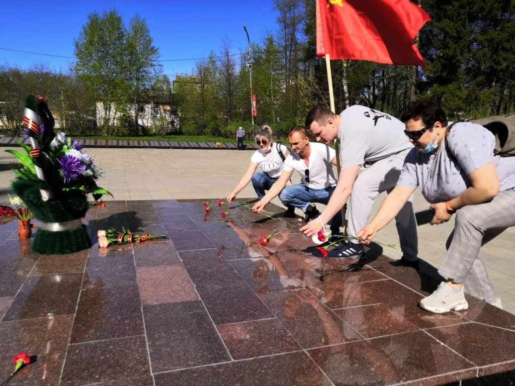 Члены движения "За новый социализм" возлагают цветы к "Вечному огню" в День Победы, 9 мая 2020 года. Фото: предоставлено Игорем Чудовым