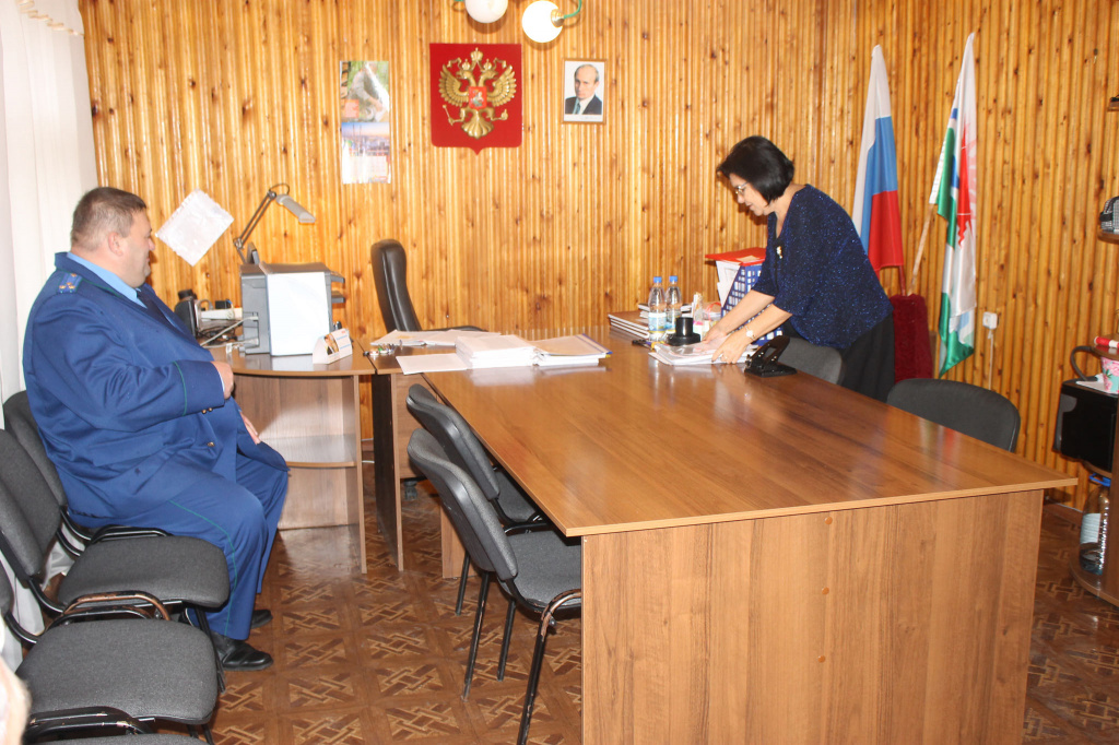 Прокурор посетил территориальный отдел администрации. Фото: Мария Чекарова, "Глобус".