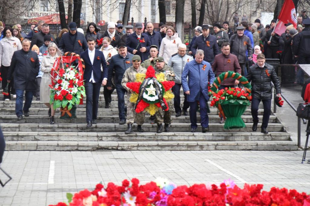 Представители властей, предприятий и ветеранских организаций централизованно возложили цветы. Фото: Константин Бобылев, "Глобус"