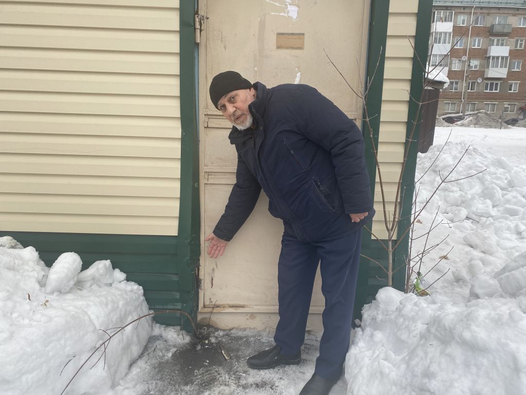 Мамадрахим Сафиев сказал, что до его приезда начали демонтаж. Была срезана петля с металлической двери. Фото: Анна Куприянова, "Глобус"