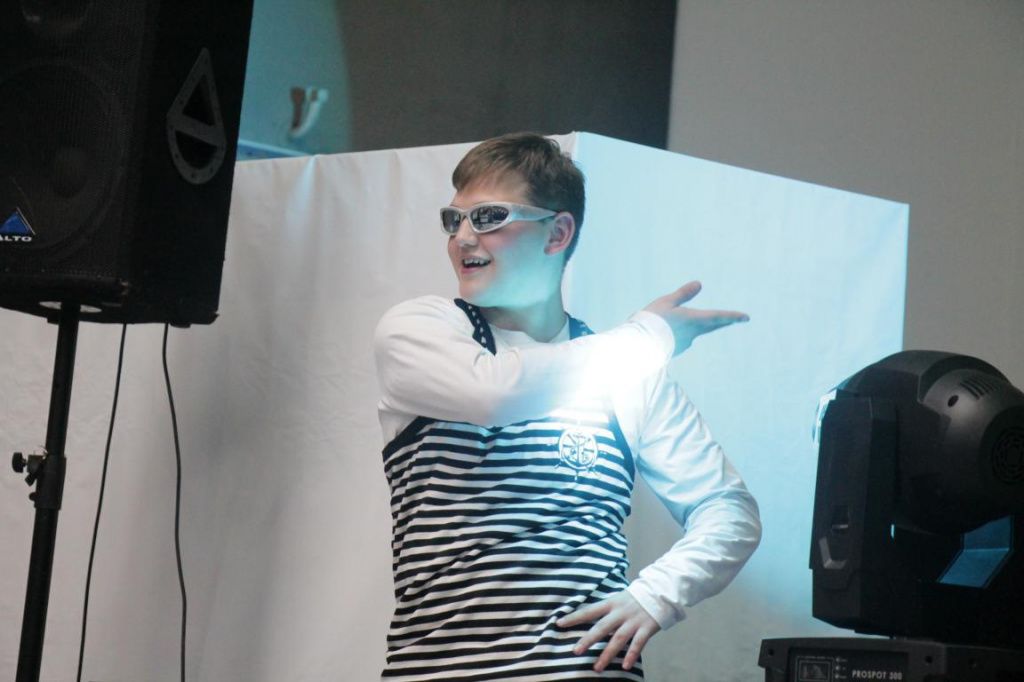 Капитан команды «NON STOP» (школа №20) Кирилл Киреев был отмечен в номинации "Лучший а танце". Фото: Константин Бобылев, "Глобус"