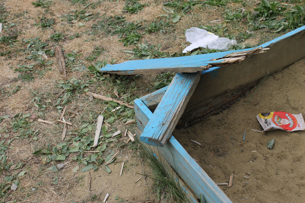 Молодежь разломала борта песочницы. Фото: Мария Чекарова, "Глобус"