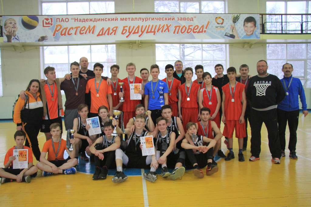 Призеры и победители турнира с тренерами и судьями. Фото: Константин Бобылев, "Глобус"