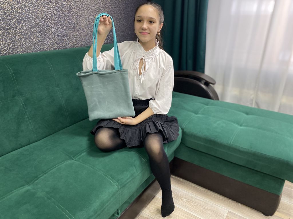 Валерия получила в подарок швейную машинку. Девочка уже сшила новую модную сумку. Фото: Анна Куприянова, "Глобус"