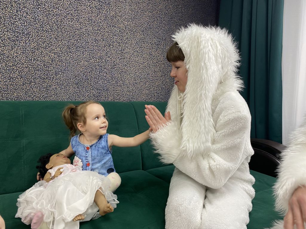 Волонтер Анастасия Куляшова вручила подарок и поиграла с малышами. Фото: Анна Куприянова, "Глобус"