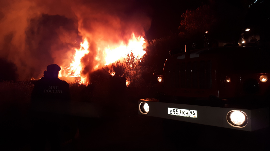 На место пожара, прибыла Пожарно-спасательная часть № 56. Фото: Мария Чекарова, "Глобус".