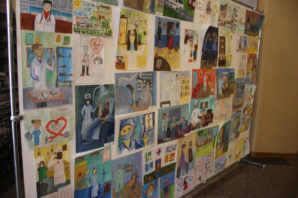 В фойе большого зала ДКМ была организована выставка детских рисунков. Фото: Мария Чекарова, "Глобус"