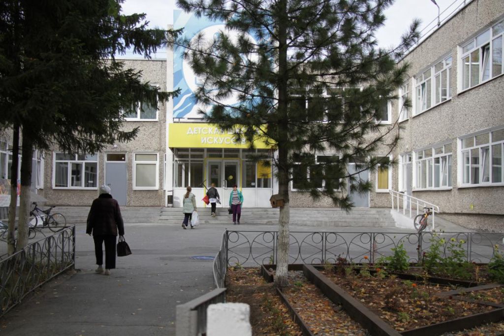 На входе в Детскую школу искусств есть пандус, но он не соответствует существующим требованиям. Фото: Константин Бобылев, "Глобус"