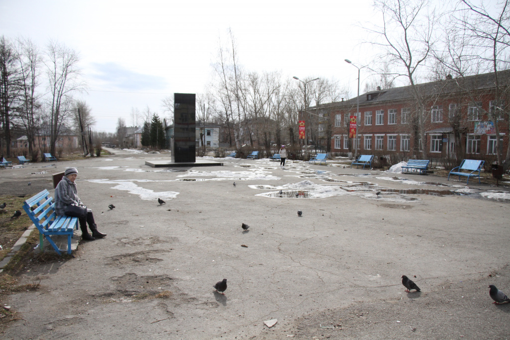 Практически пустая площадь в поселке Энергетиков. Фото: Константин Бобылев, "Глобус"