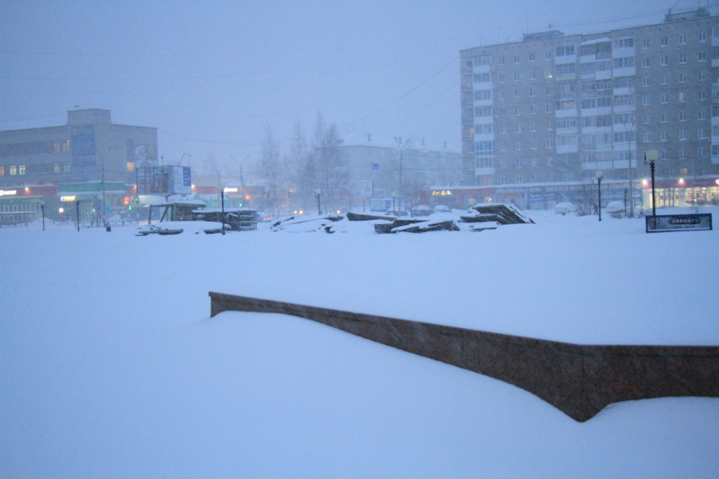 На Преображенскую площадь уже привезли опалубку, для строительства Центрального городка. Фото: Константин Бобылев, "Глобус"