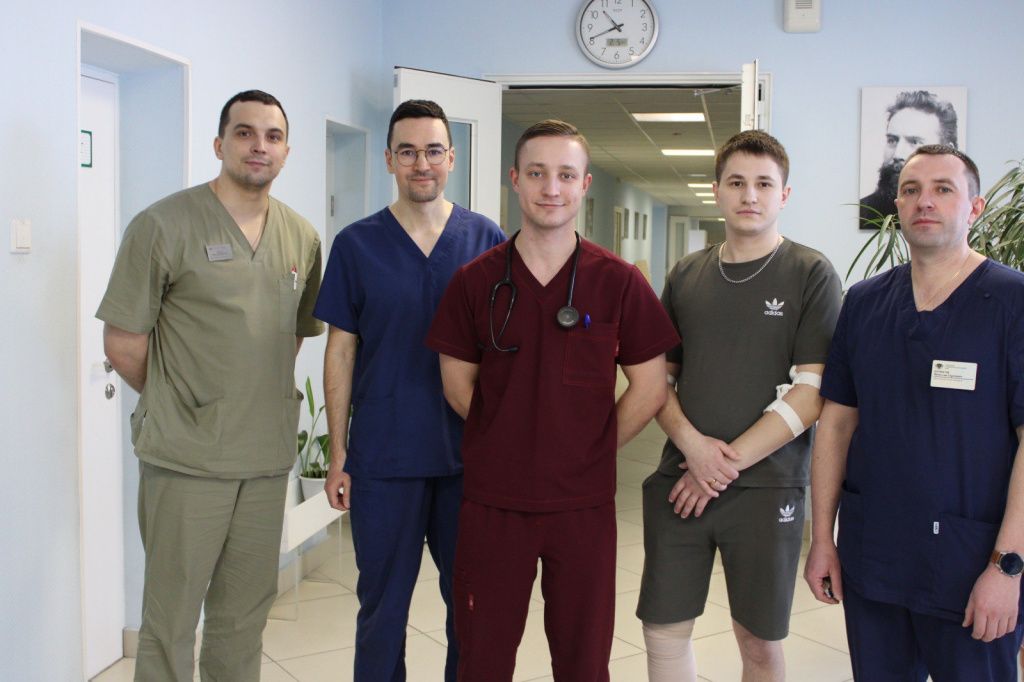 Иван Вахрушев (второй справа) с врачами ГКБ №40. Фото с сайта www.mzso.info