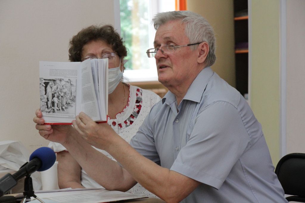 Сергей Андреевич демонстрирует одну из архивных фото, размещенных в книге. Фото: Константин Бобылев, "Глобус"