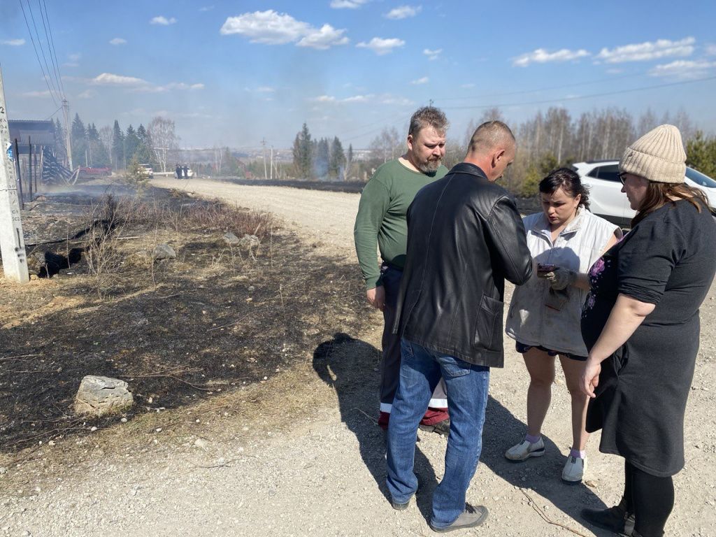 Игорю Чудову местные жители пожаловались на то, что долго ехала пожарная машина. Фото: Анна Куприянова, "Глобус" 