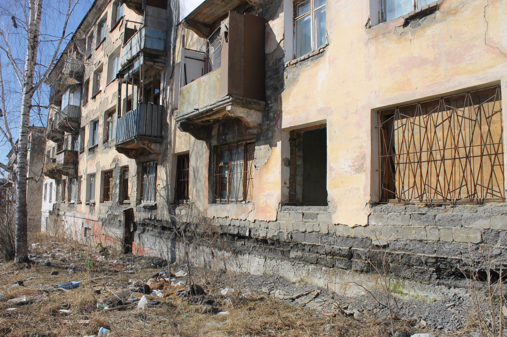 Многострадальный дом по Белореченской, 7 - аварийный и подлежащий расселению. Там, говорят, до сих пор живут люди. Фото: Константин Бобылев, архив "Глобуса"