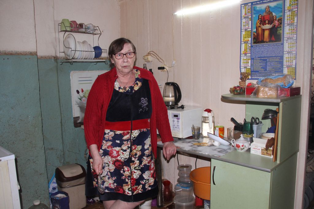 Екатерина Черепанова живет в доме с 2012 года. Она, как и Виноградовы, ждет выплаты денежной компенсации за жилье. Фото: Константин Бобылев, "Глобус"