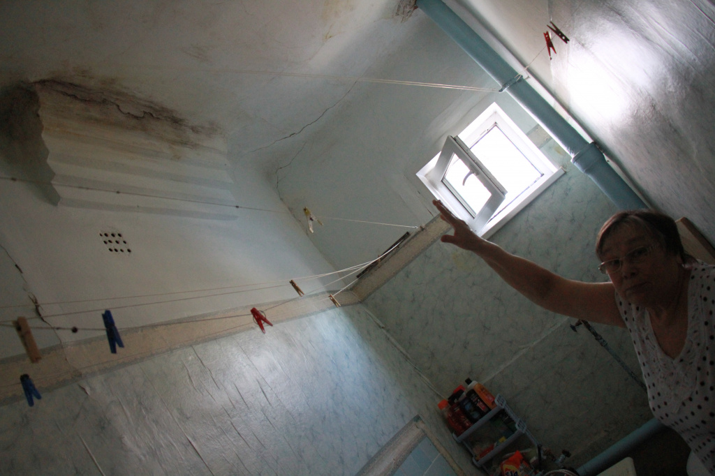 Альбина Сунагатова показывает протечки в квартире. Фото: Константин Бобылев, "Глобус"