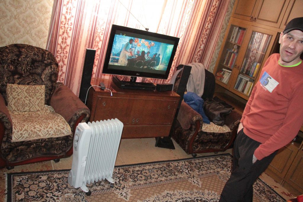 Андрей и Ольга живут в однйо комнате, при то что квартира трехкомнатная. Здесь тепло, но с обогревателем. Фото: Константин Бобылев, "Глобус"