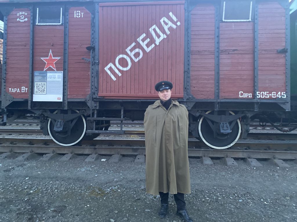 Начальник эшелона Евгений Здоровенко одет в железнодорожную форму военных лет. Фото: Анна Куприянова, "Глобус"