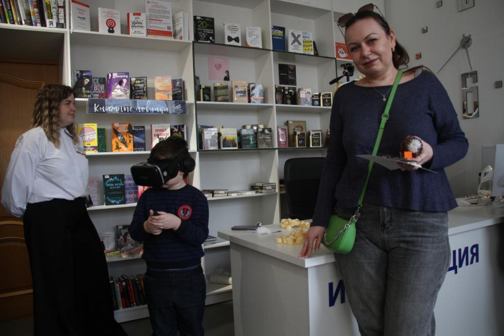 Наталья Челпанова пришла на "Библионочь" с 6-летним сыном Артемом. Фото: Константин Бобылев, "Глобус"