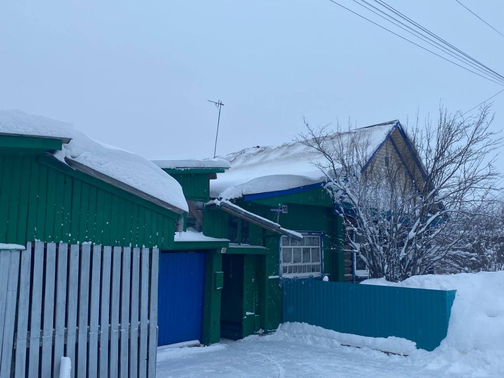 За несколько минут до пожара мужчина убирал снег с крыши дома. Фото: Анна Куприянова, "Глобус"