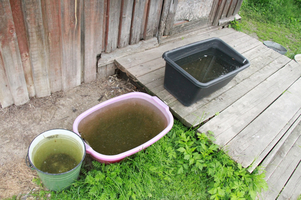 Евгений Ходырев так собирает дождевую воду. Фото: Константин Бобылев, "Глобус"