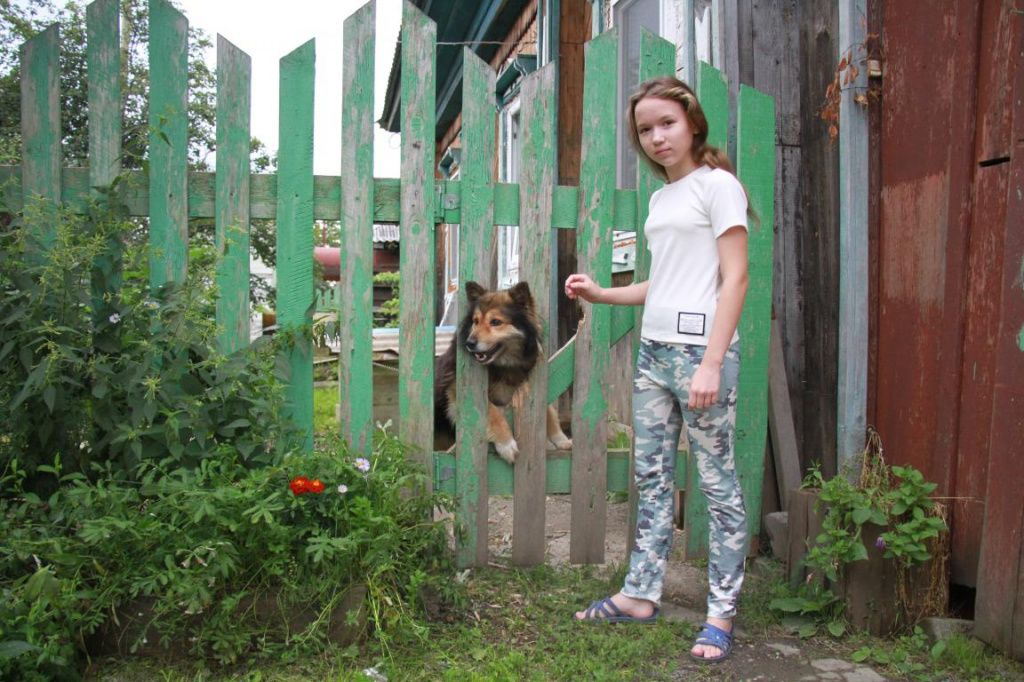 Девочки говорят, что Мишка пришел к ним в мамин день рождения. И остался охранять дом. Фото: Константин Бобылев, "Глобус"