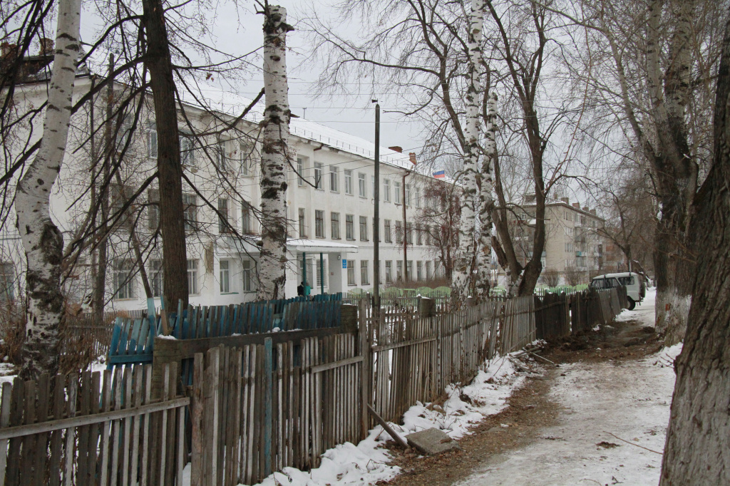 Школа находится в нескольких десятках метров от места происшествия. Фото: Константин Бобылев, "Глобус"