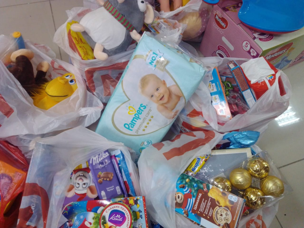 За время проведения акции благотворительный фонд "Сотвори милость" собрал 40 пакетов подарков. Фото: Ольга Баранова.