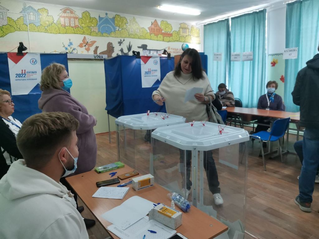 Проголосовала Елена Бердникова, экс-мэр Серова. Фото: Константин Бобылев, "Глобус"