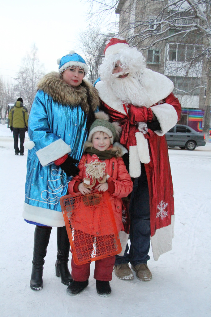 Малекой Даше Снегурочка достала в подарок мягкого деда Мороза. Фото: Константин Бобылев, "Глобус".