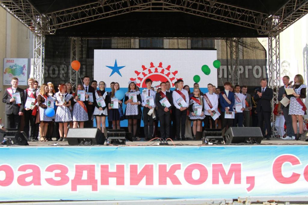 Благодарности из рук главы получили больше четырех десятков ребят. Фото: Константин Бобылев, "Глобус"