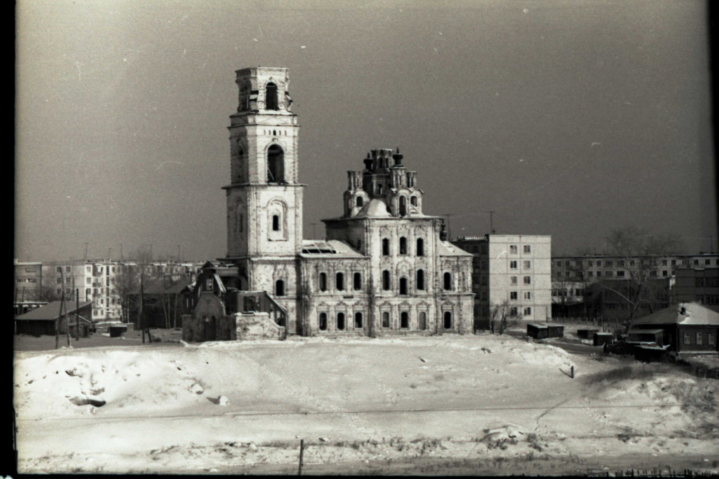 Разрушенный храм. Фото А.П. Потапова (предоставлено Североуральским краеведческим музеем)