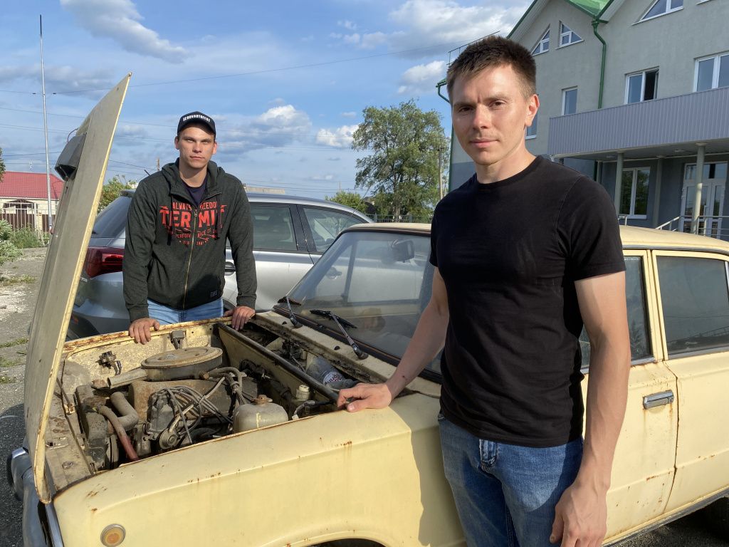 Подростки под руководством Дмитрия Ширеева (слева) и Александра Кошелева восстановят неисправный автомобиль. Фото: Анна Куприянова, "Глобус"