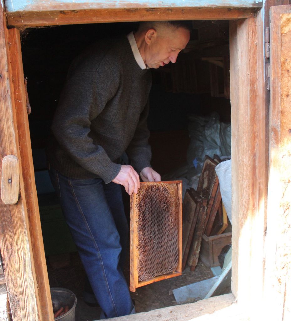 Ветеран увлекается пчеловодством. Фото: полиция Серова