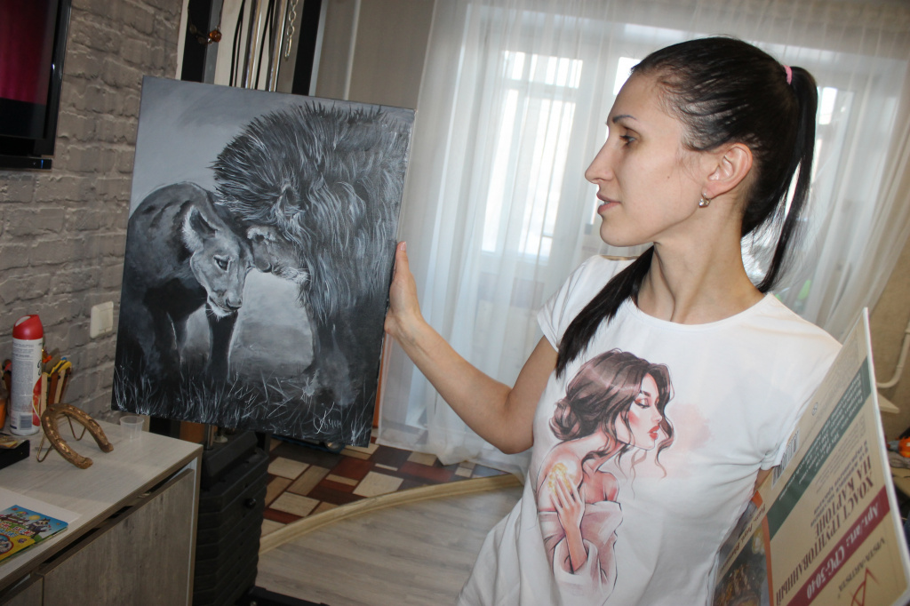 Вот эту картину, котрую держит в руках Екатерина Кочина, Александр закончил рисовать 14 января. Фото: Мария Чекарова, "Глобус"