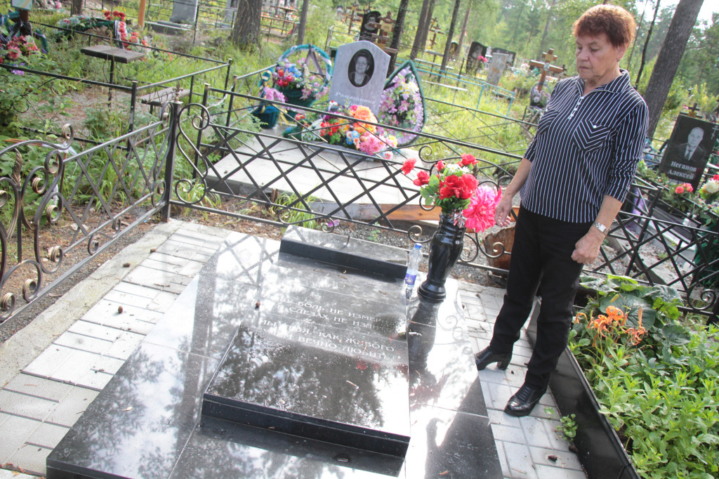 Халима осколкова на могиле своего супруга. Фото: Константин Бобылев, "Глобус"