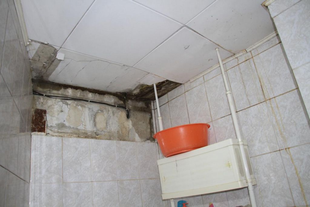 Потолок туалета в квартире Юлии Егоровой после протечек. Фото: Константин Бобылев, "Глобус"