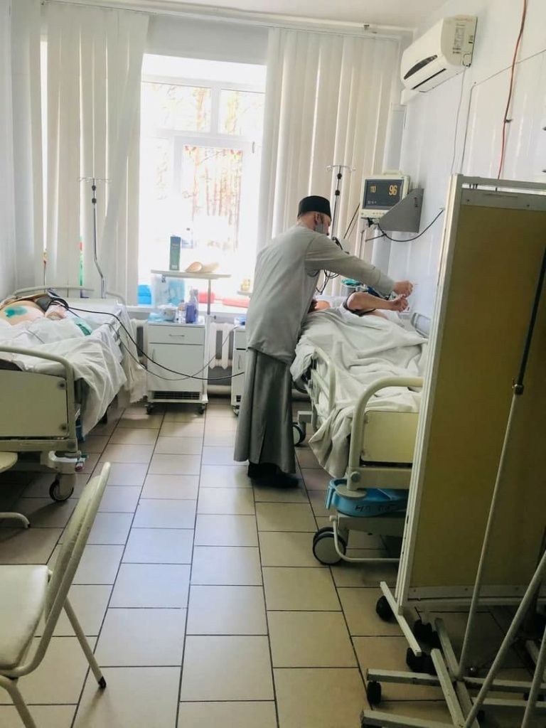 7 мая священники посетили больных в стационаре Серовской городской больницы. Фото: пресс-служба Серовской епархии