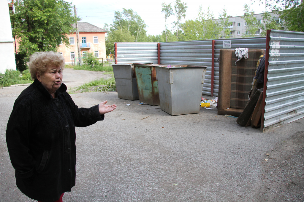 Валентина Мтелева говорит, что неоднокртано звонила в управляющую компанию по поводу мусора на контейнерной площадке. Фото: Константин Бобылев, "Глобус".
