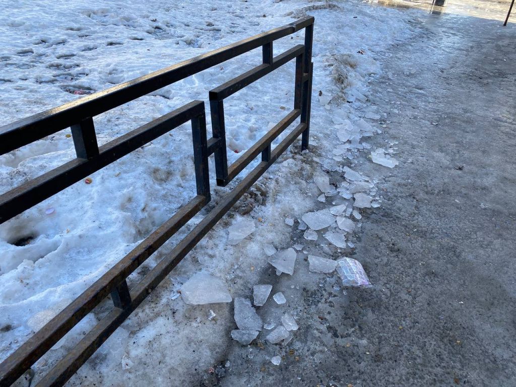Днем 16 марта на тротуаре возле магазина "Красное&Белое" можно было увидеть куски льда. Фото: Ирина Смирнова, "Глобус"