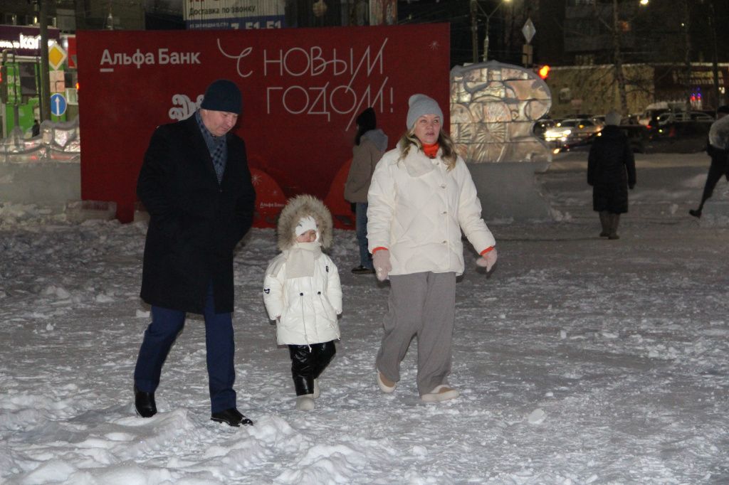 Глава Серовского городского округа Василий Сизиков вместе с семьей тоже посетили зимний городок. Фото: Мария Чекарова, "Глобус"