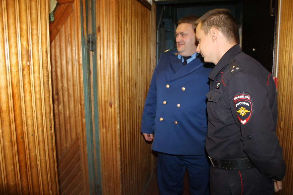 Алексей Рубан осматривает отделение полиции поселка Восточный. Фото: Мария Чекарова, “Глобус”.