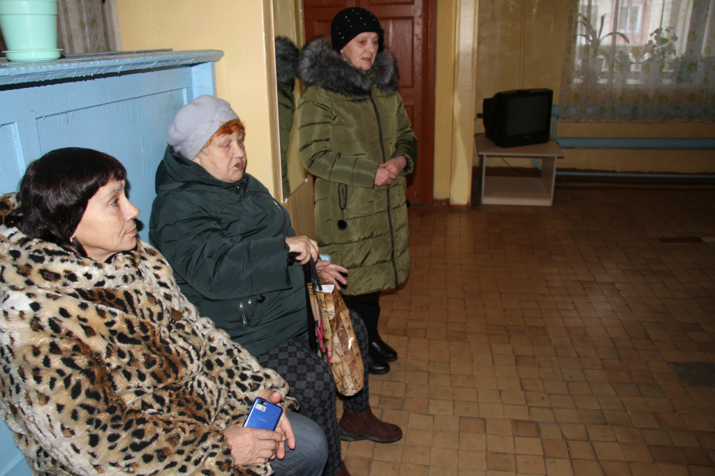 Посетители бани собрались, чтобы рассказать о проблемах. Фото: Константин Бобылев, "Глобус"