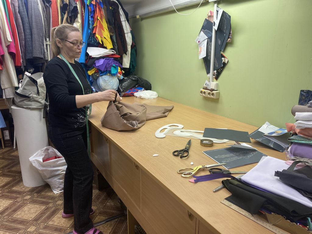 Анна Курбатова создает костюмы по эскизам. Фото: Анна Куприянова, "Глобус"