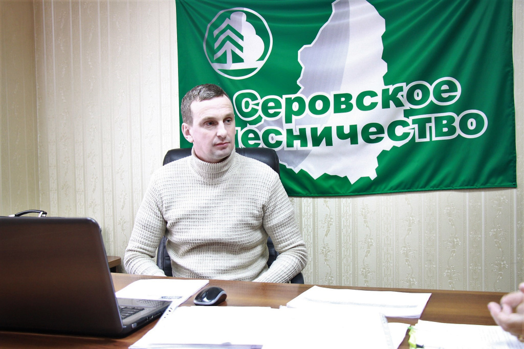 Директор Серовского лесничества Владимир Бирюков говорит, что на месте раскопанной свалки будет лес. Фото: Константин Бобылев, “Глобус”